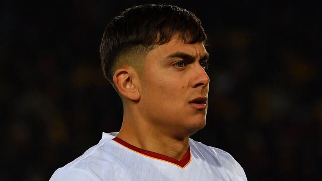 Paulo Dybala concentrado previo a su gol.