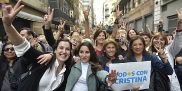 Manifestantes del PJ porteño en el "Cabildo Abierto".