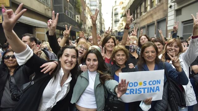 Manifestantes del PJ porteño en el "Cabildo Abierto".