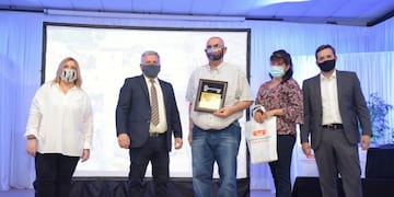 Las autoridades entregan el reconocimiento a Gomería “El Gordo” de Walter Ottero con 57 años de trayectoria