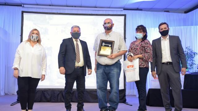 Las autoridades entregan el reconocimiento a Gomería “El Gordo” de Walter Ottero con 57 años de trayectoria