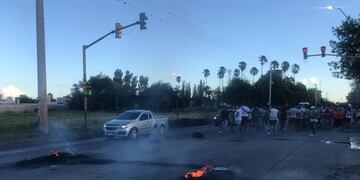 Vecinos de Santa Rosa cortaron la Av Vélez Sarsfield en reclamo de seguridad (Felipe Aliaga)