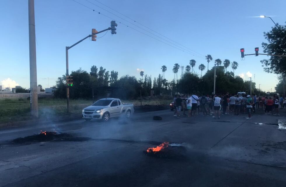 Corte total en Av Vélez Sársfield: vecinos de Santa Rosa reclamaron por más seguridad