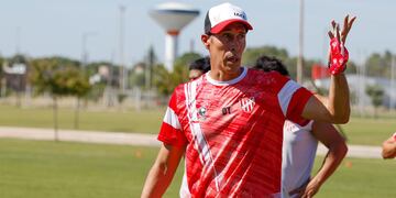 Lucas Bovaglio llevó la práctica de fútbol a Alta Córdoba y ensayó variantes en el sistema ofensivo (Foto: Prensa IACC).