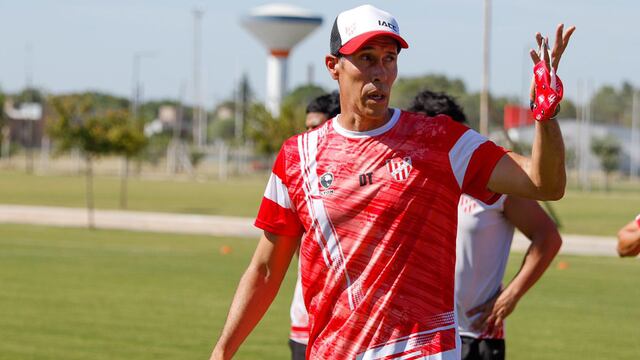 Lucas Bovaglio llevó la práctica de fútbol a Alta Córdoba y ensayó variantes en el sistema ofensivo (Foto: Prensa IACC).