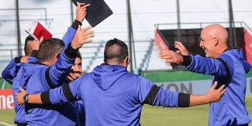 Daniel "Gato" Oldrá como técnico (una vez más) de Godoy Cruz, el Tomba ganó ante Arsenal y todo el cuerpo técnico festeja.