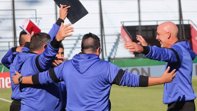 Daniel "Gato" Oldrá como técnico (una vez más) de Godoy Cruz, el Tomba ganó ante Arsenal y todo el cuerpo técnico festeja.