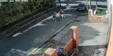 El momento en el que el ladrón tira al piso al hombre que viajaba a su trabajo en bicicleta.