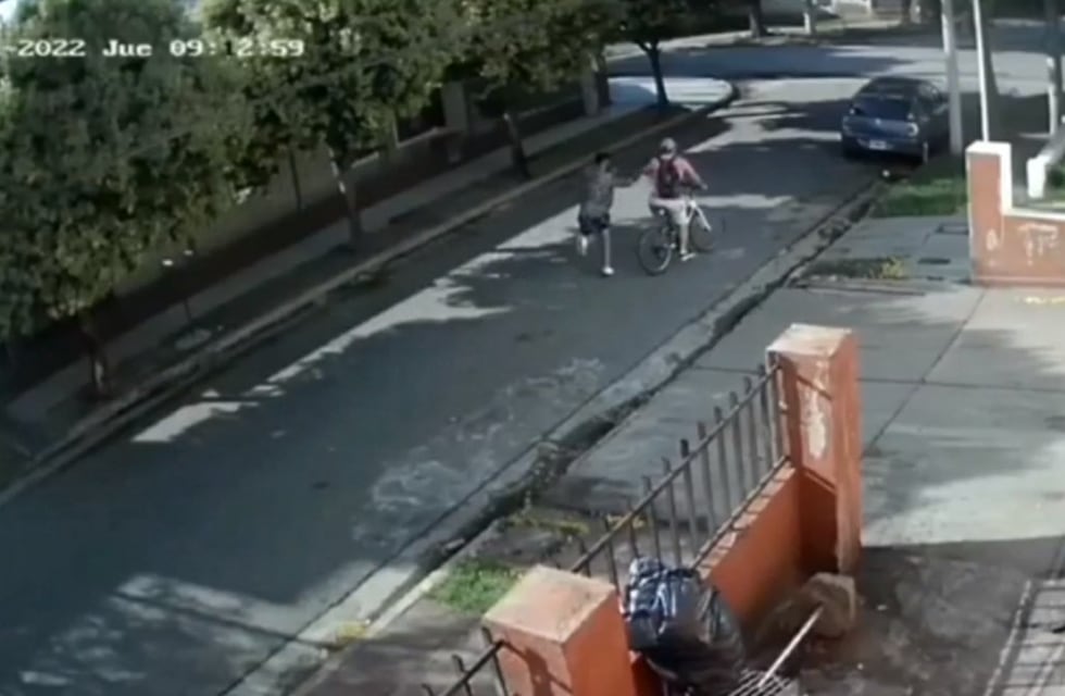 Video indignante: iba a trabajar en bici y sufrió una violenta agresión en un intento de robo