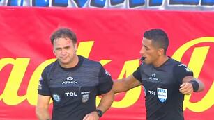 Diego Martín es el línea que fue agredido por la hinchada de Godoy Cruz en el partido ante Talleres que se jugó en la cancha de Gimnasia de Mendoza. (Captura de TV)