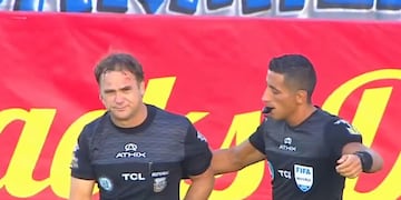 Diego Martín es el línea que fue agredido por la hinchada de Godoy Cruz en el partido ante Talleres que se jugó en la cancha de Gimnasia de Mendoza. (Captura de TV)
