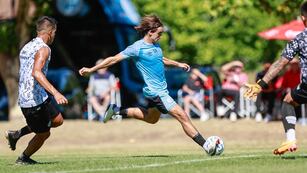 Francisco González Metilli, volante de Belgrano, define ante la salida del arquero de Fénix en el amistoso jugado en Pilar.