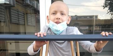 Lucas Correas, tiene osteosarcoma y necesita una prótesis después de la ampuación de su pierna derecha.