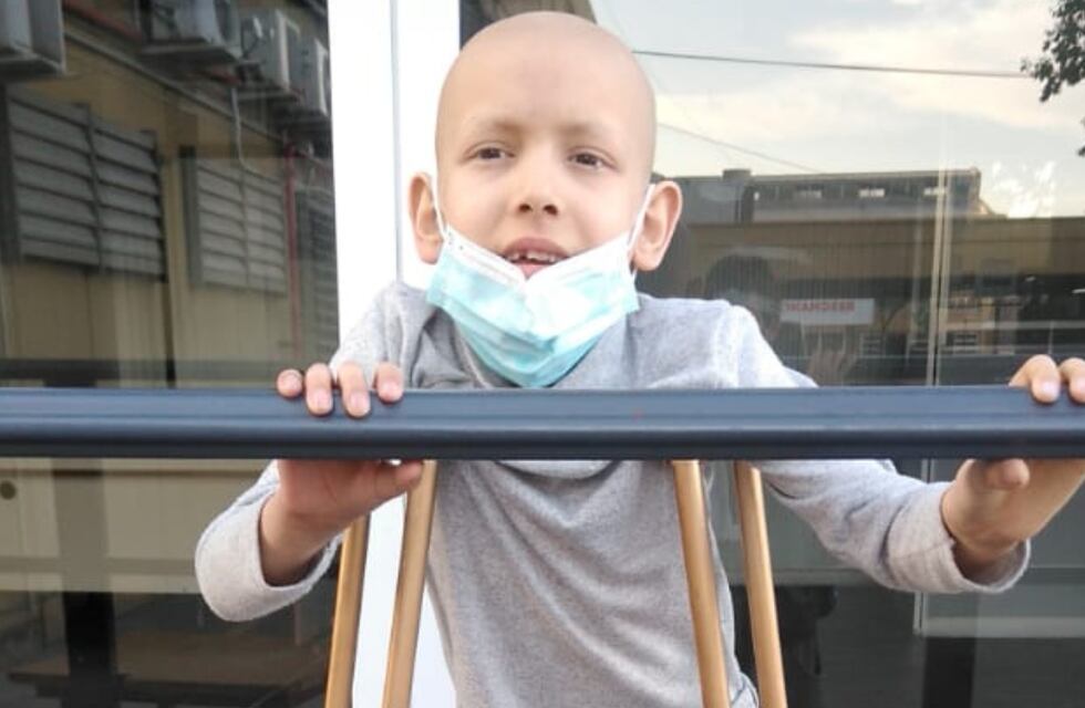 Lucas, un nene maipucino que tiene cáncer, le amputaron la pierna y juntan fondos para una prótesis