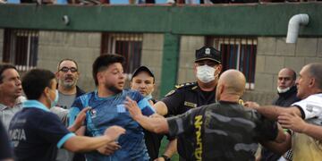 Hubo disturbios y forcejeos, al término del partido de Racing (Federico López Claro)