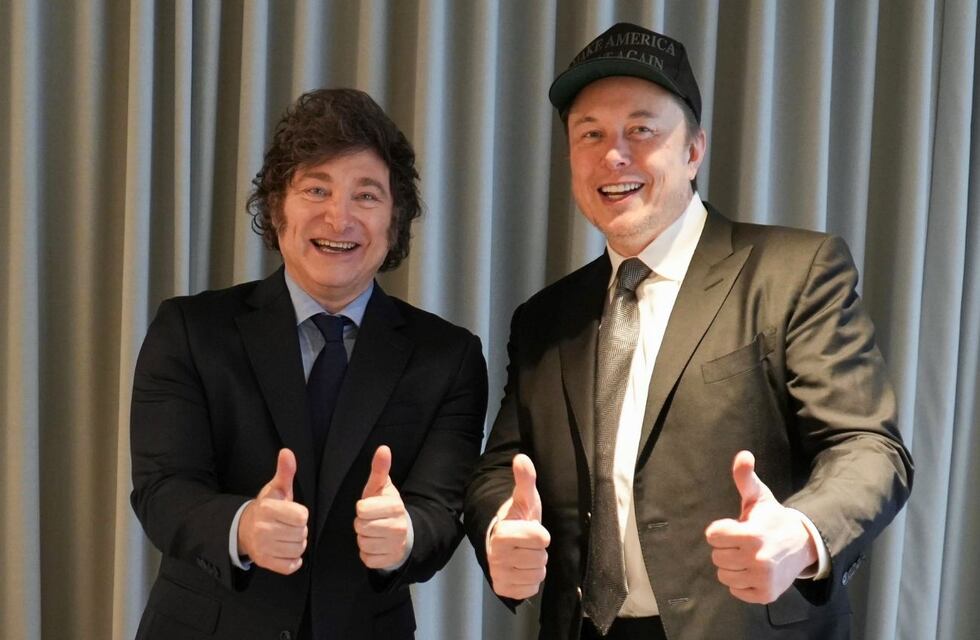 Javier Milei se reencontró con Elon Musk y le regalo un polémico presente: “Llegó la motosierra”