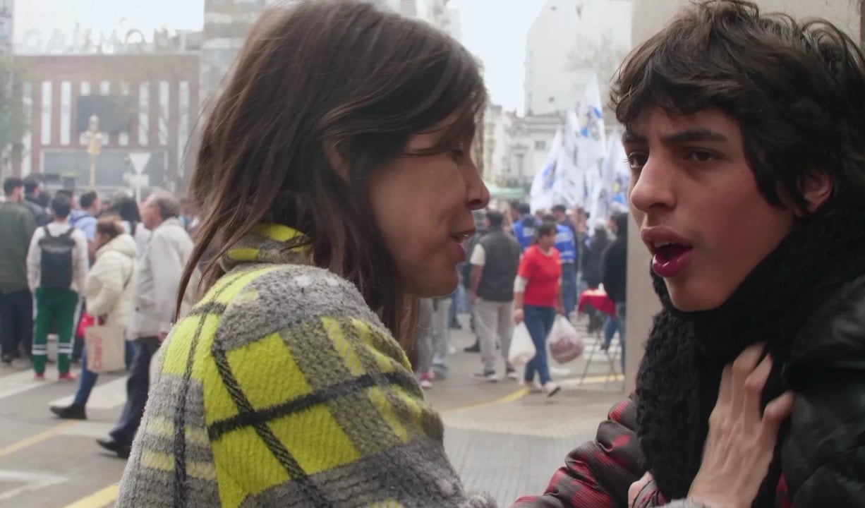 Presente continuo. Valentina y Lisandro en una de las escenas de la película (Captura de video).
