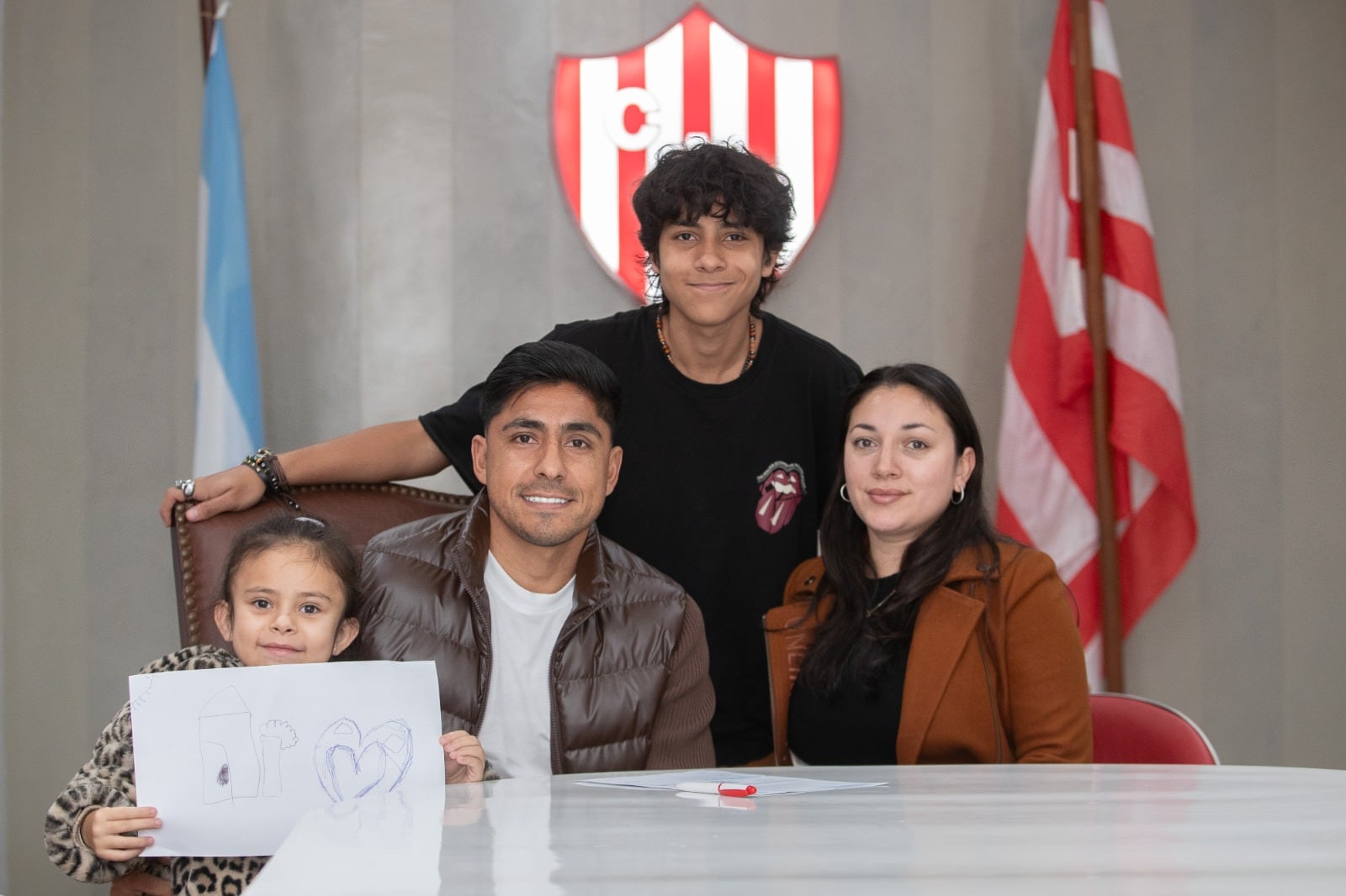 Cristian Tarragona tras firmar su contrato con Unión. (Prensa Unión).