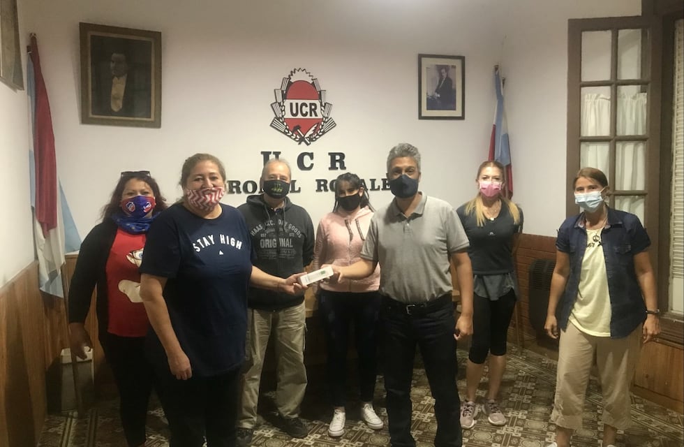 La Liga de Fútbol femenino local recibió la donación de un termómetro digital