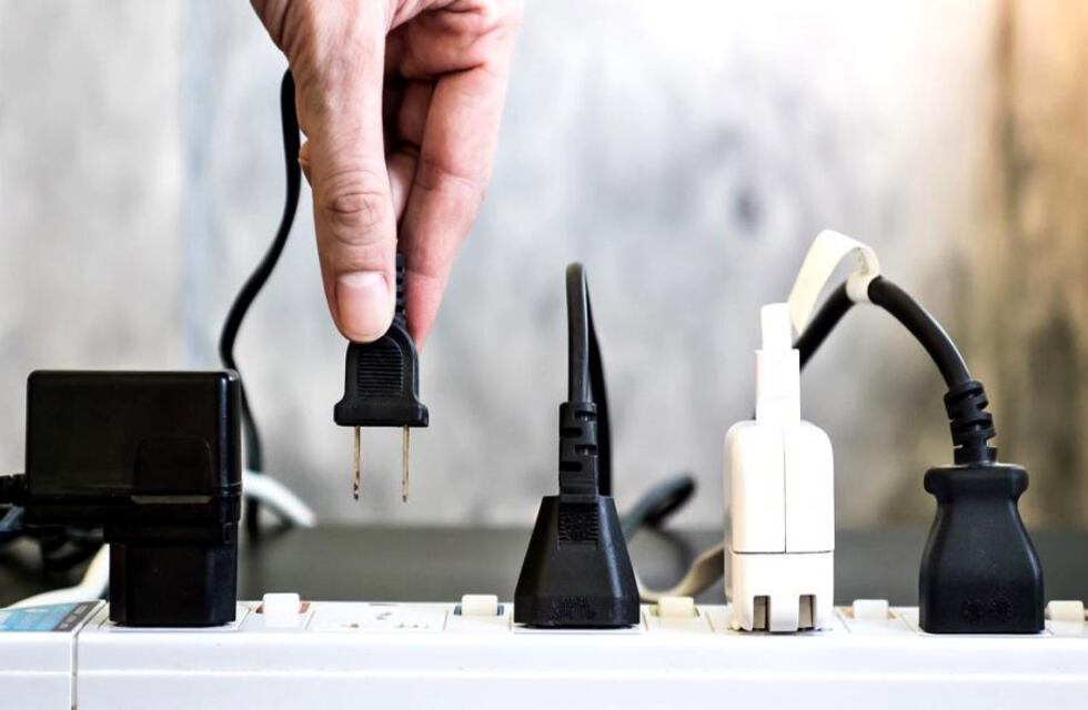 Los electrodomésticos que no debes enchufar en una zapatilla porque puedes poner en riesgo tu hogar