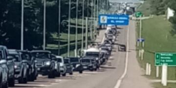 Largas filas de coches en frontera uruguaya
