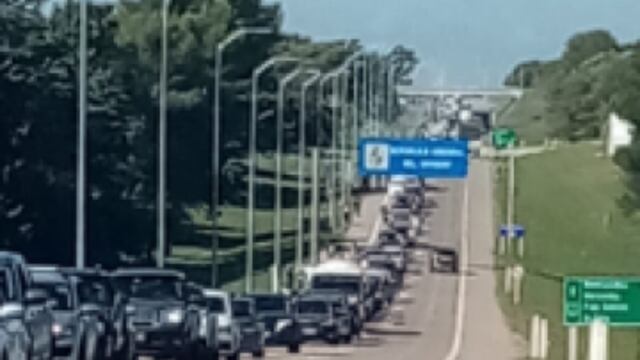 Largas filas de coches en frontera uruguaya
