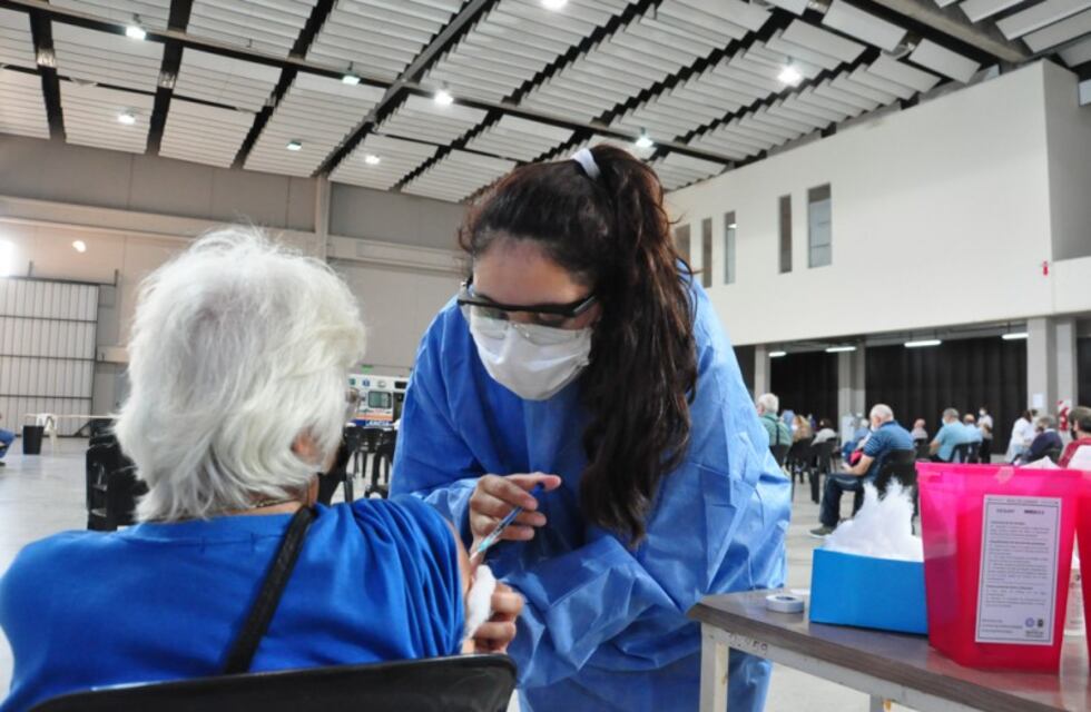Gran cantidad de gente en los vacunatorios de la ciudad