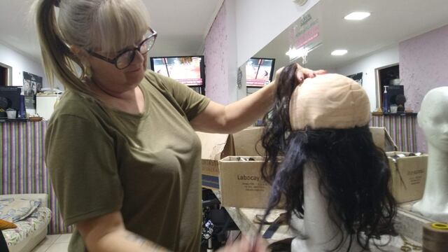 Confección de las pelucas solidarias