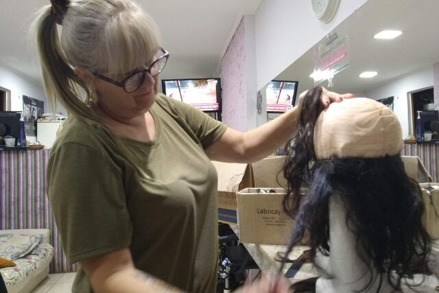 Confección de las pelucas solidarias