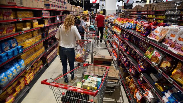 Se disparó el precio de los alimentos y complica los planes de Milei