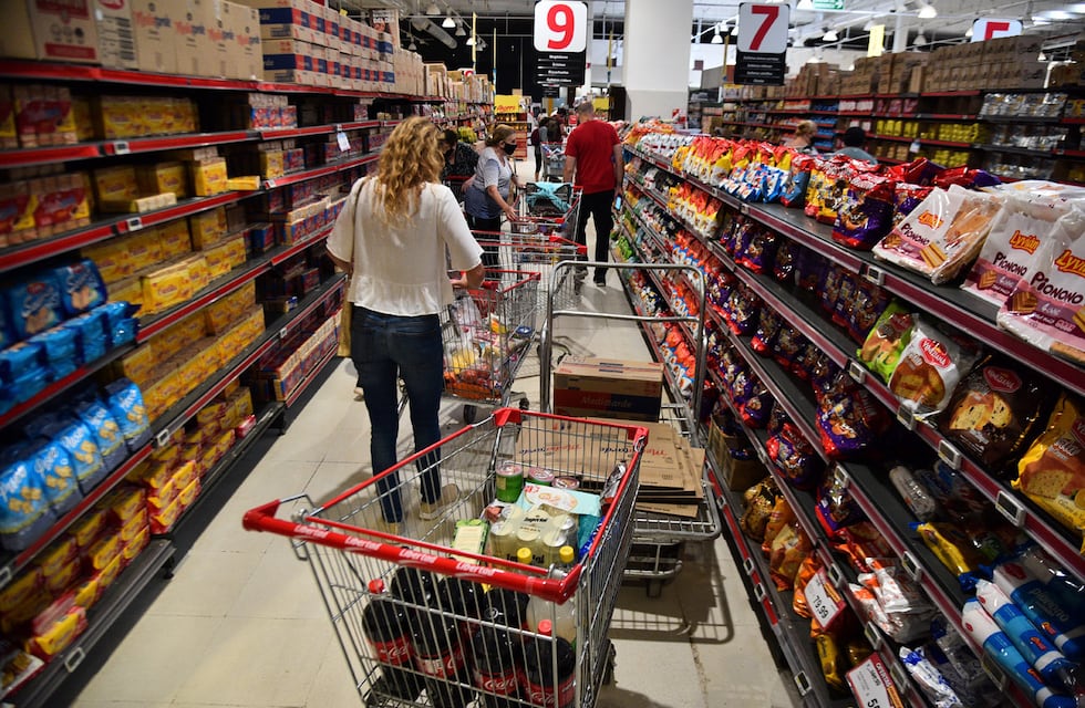 Se disparó el precio de los alimentos y complica los planes de Milei
