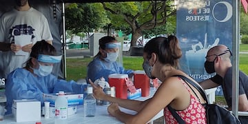 La mayor cantidad de casos de COVID-19 se detectaron en el departamento Rosario (@minsaludsantafe).