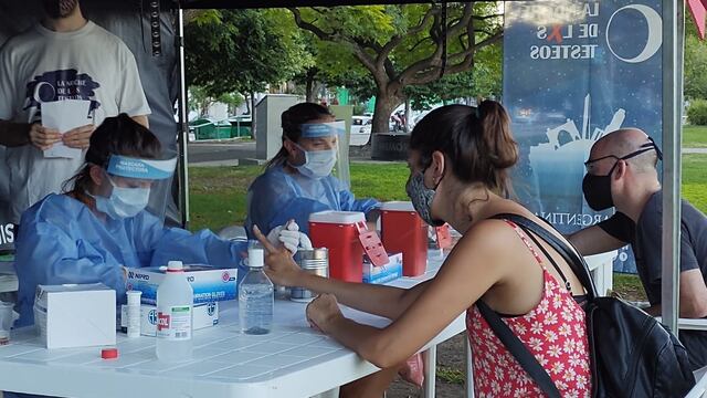 El Ministerio de Salud de Santa Fe adhirió en Rosario a "La Noche de los Testeos" por la pandemia de coronavirus. (@minsaludsantafe)