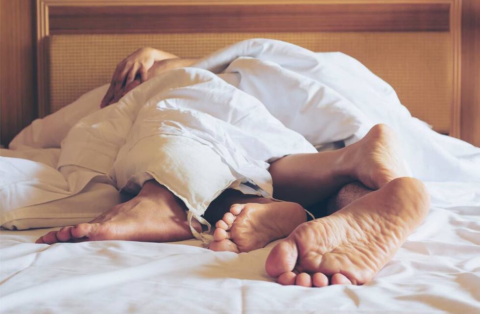 Intentó una extraña posición sexual y acabó con múltiples fracturas: la fallida “pose de la araña”