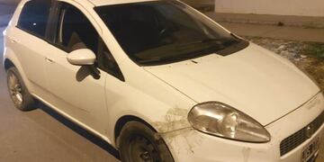 El Fiat Punto en el que se movilizaban los asaltantes.