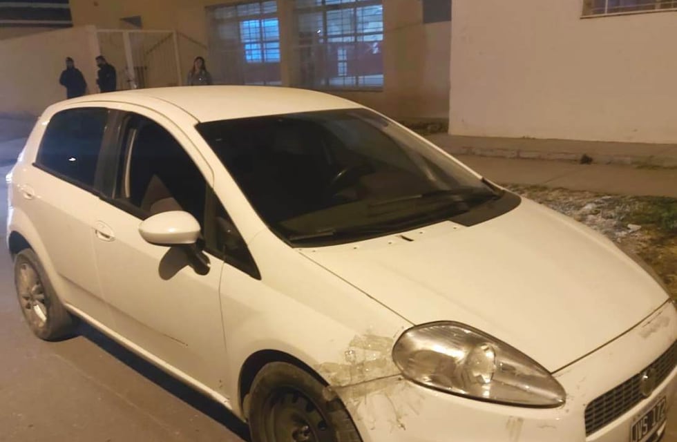 Delincuentes armados que simularon ser policías asaltaron a tres jóvenes en Maipú