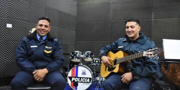 Fabio Lemos y Fabricio Ibazeta, policías de la División Banda de música que se volvieron virales