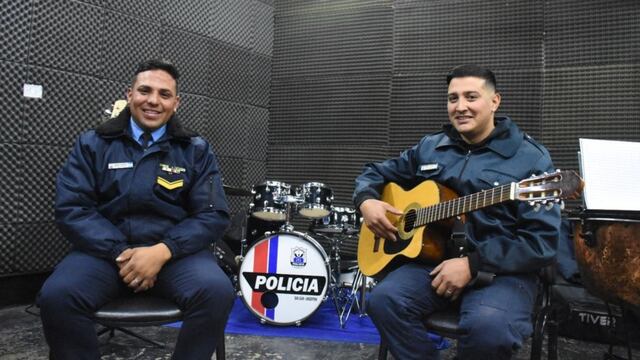 Fabio Lemos y Fabricio Ibazeta, policías de la División Banda de música que se volvieron virales