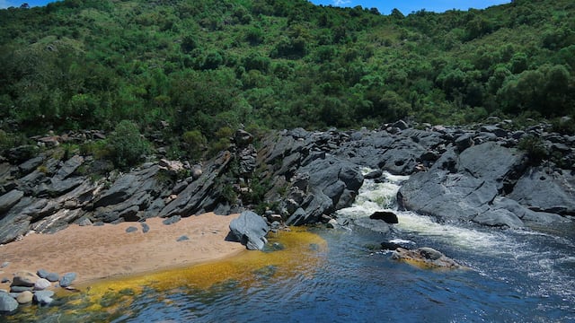 El sendero que une Playa de Los Hippies con Playa Lejana es corto y de baja dificultad y en todo el trayecto pueden disfrutarse vistas majestuosas. (Gentileza: Cba Natural)