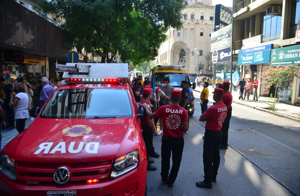 Impactante video: así apagaron un auto que se incendió en la ciudad de Córdoba