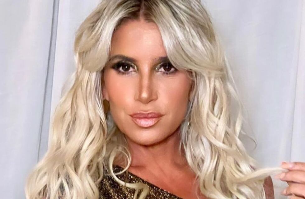 Flor Peña bailó desde la pileta con una microbikini de animal print y causó sensación en las redes