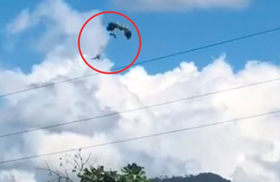 Debieron rescatar a paracaidista que cayó en un techo