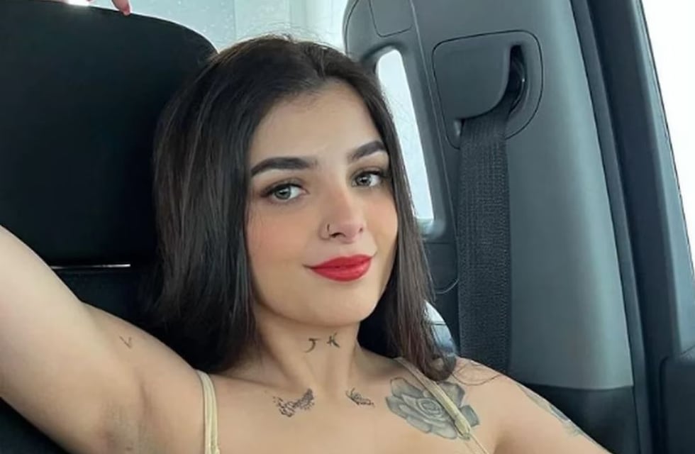 Sin corpiño y con un top transparente, Karely Ruiz posó frente al espejo y casi muestra de más