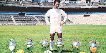 La imagen de Paco Gento con la camiseta del Real Madrid y posando junto a sus 6 Copas de Europa (actualmente Champions League).