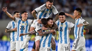 Lionel Messi festeja con sus compañeros de la selección argentina, luego de anotar el segundo tanto de su equipo ante Panamá, durante un partido amistoso en Buenos Aires, el 23 de marzo de 2023. Messi ganó el premio de la FIFA al mejor futbolista masculino de 2023. (AP Foto/Gustavo Garello)