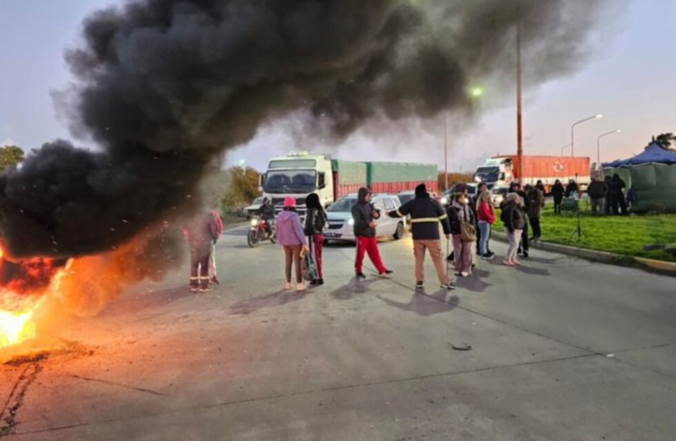 Ingeniero White: vecinos siguen con las protestas en reclamo de obras y el pago de subsidios