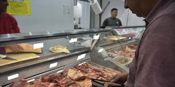 Un supermercado lanzó un importante descuento en febrero 2025 para comprar carne más barata. (Facundo Luque / La Voz)