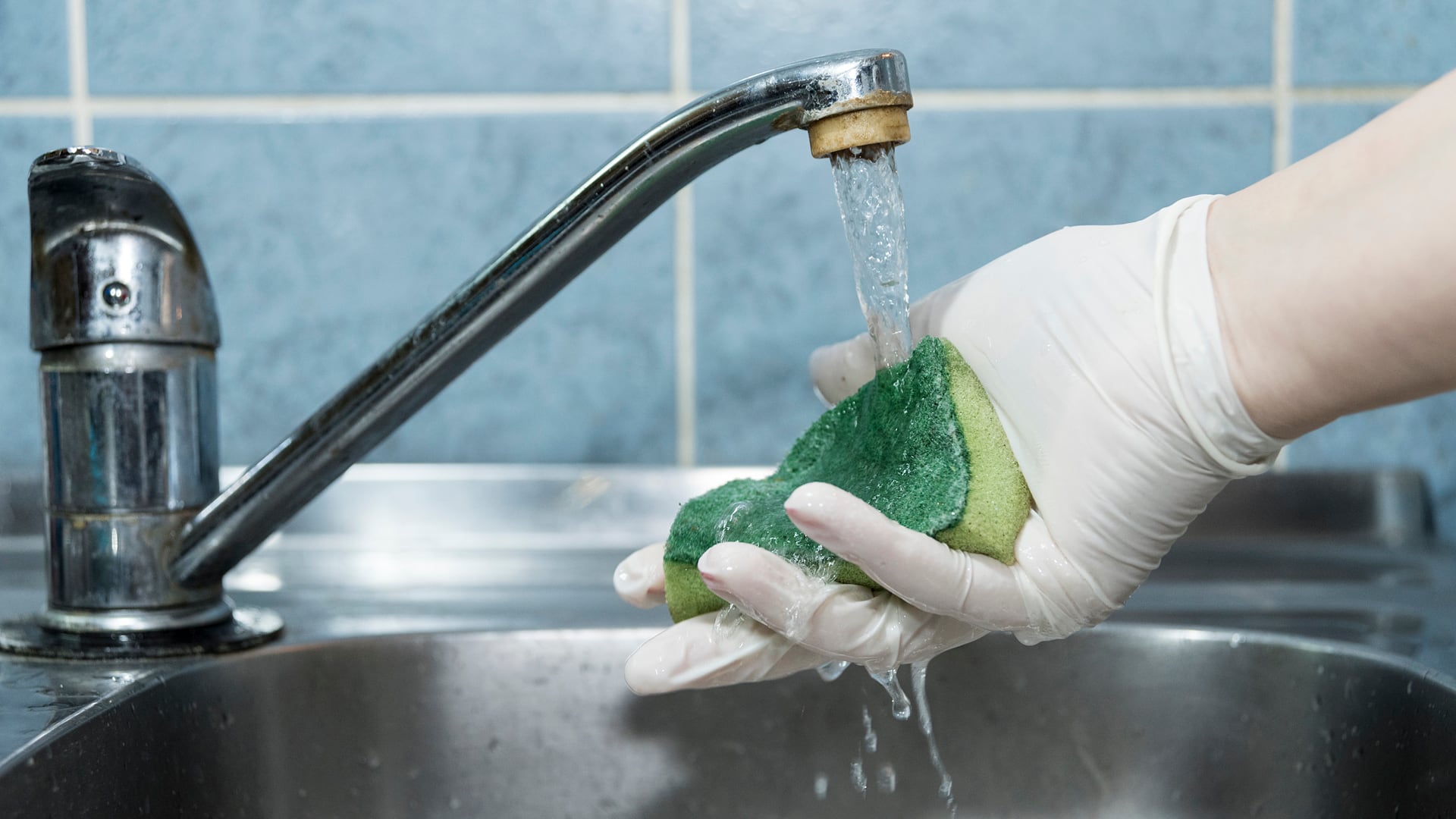 Cambiar las esponjas con frecuencia y desinfectarlas es clave para cuidar la salud en el hogar.