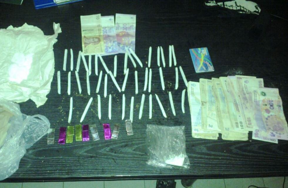 Detuvieron a una pareja que hacía reparto de cocaína y marihuana