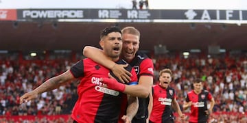 El capitán local abrió el marcador con un penal en el estadio Marcelo Bielsa.